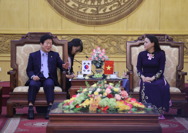 베트남을 방문한 박병석 국회의장이 응우옌 티 투 하 닌빈성 당서기와 면담하고 있다. /사진제공=국회의장실
