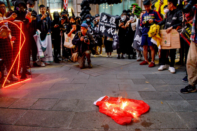 대만 타이베이 시내에서 25일(현지시간) 대만으로 밀항을 시도하다 중국 해경에 체포된 홍콩 민주인사 12명의 석방을 요구하는 시위대가 행진을 마친 뒤 중국 오성홍기를 불태우고 있다. /AFP연합뉴스