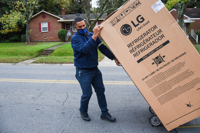 로우스 직원이 LG전자의 에너지스타 인증을 받은 냉장고를 배송하고 있다. /사진제공=LG전자