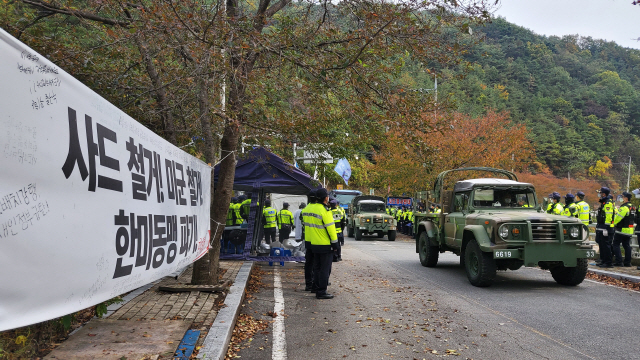 국방부는 지난달 22일 성주 사드 기지에 공사 장비를 반입하고 있다. /연합뉴스