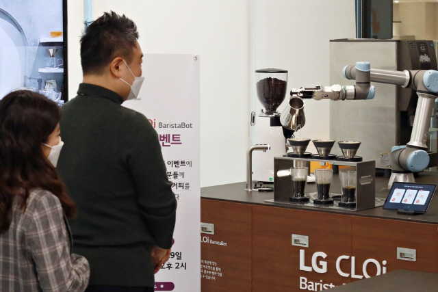 LG전자는 지난달 말 서울 강서구 LG사이언스파크에서 임직원들을 대상으로 ‘LG 클로이 바리스타봇’을 소개하며 만족도 등을 조사하는 이벤트를 마련했다. LG전자 직원들이 LG 클로이 바리스타봇이 만드는 커피를 기다리고 있다./사진제공=LG전자