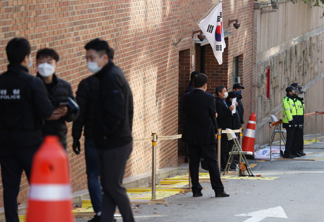 이명박 전 대통령이 재수감 되는 2일 오전 서울 강남구 논현동 자택 앞에 한 시위자가 대국민 사과를 촉구하며 1인 시위를 하고 있다./연합뉴스