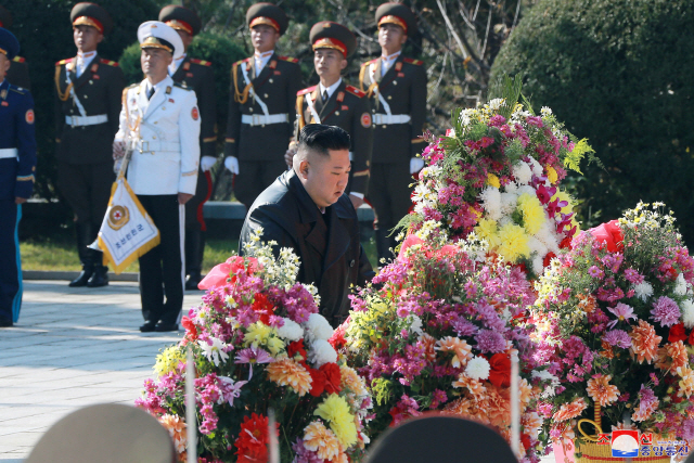 김정은 북한 국무위원장이 중국의 6·25전쟁 참전 70주년을 맞아 평안남도 회창군에 있는 중공군 열사능을 참배했다고 조선중앙통신이 22일 보도했다./연합뉴스