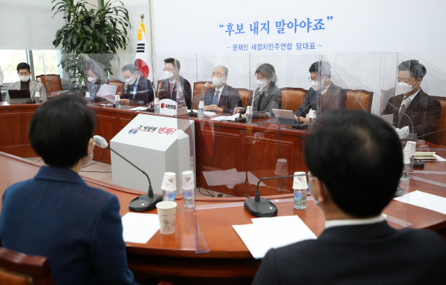 국민의힘 김종인 비상대책위원장이 2일 국회에서 열린 비상대책위원회의에서 발언하고 있다. 백드롭(뒷걸개)에 문재인 대통령이 지난 2015년 10월 새정치민주연합 대표이던 당시 경남 고성군수가 공직선거법 위반으로 재선거가 열리게 되자 새누리당을 향해 “후보 내지 말아야죠”라고 한 말이 적혀있다./연합뉴스