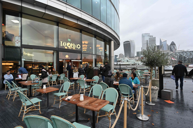 영국이 전국적인 재봉쇄에 들어간 가운데 런던 소재 한 레스토랑의 야외좌석에 빈 자리가 보인다. /AFP연합뉴스
