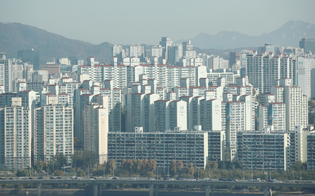 임대차법 시행 3개월, 서울 전셋값 평균 3천750만 원 올라       (서울=연합뉴스) 진연수 기자 = 새 임대차법 시행 이후 최근 3개월 동안 서울의 아파트 평균 전셋값이 3천750만 원 넘게 오른 것으로 조사됐다. 지난 2년 동안 평균 전셋값이 7천500만 원가량 오른 것을 고려하면 최근 3개월간 상승분은 그 직전 1년 9개월 상승분과 맞먹는다. 2일 KB국민은행 부동산 리브온의 월간 KB주택가격동향 자료에 따르면 지난달 서울의 아파트 평균 전셋값은 5억3천677만 원으로, 조사 이후 처음 5억 원을 넘겼던 8월(5억1천11만 원)과 비교해 3천756만 원(7.5%) 올랐다. 사진은 이날 영등포구 63스퀘어에서 바라본 서울 시내 아파트 모습.  2020.11.2      jin90@yna.co.kr  (끝)      <저작권자(c) 연합뉴스, 무단 전재-재배포 금지>