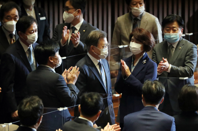 문재인 대통령이 지난달 28일 오전 2021년 예산안 시정연설을 하기 위해 더불어민주당 의원들의 박수 속에 본회의장에 입장하고 있다./연합뉴스