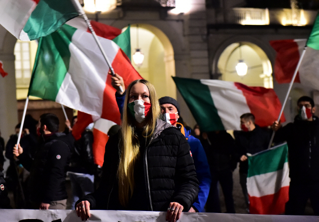 이탈리아 정부가 코로나19 재확산에 대응해 방역수칙을 강화한 가운데 1일(현지시간) 투린에서 시민들이 집합·이동제한에 반대하는 시위를 벌이고 있다./로이터연합뉴스