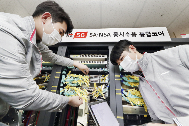 KT 네트워크 직원들이 3일 서울 구로구 KT 구로타워에서 ‘5G SA-NSA 통합 코어망’을 점검하고 있다.KT는 이날 국내 최초로 5G 이동통신 단독·비단독모드 서비스를 동시에 할 수 있는 ‘5G 통합 코노기술’ 구축을 완료했다고 밝혔다./사진제공=KT