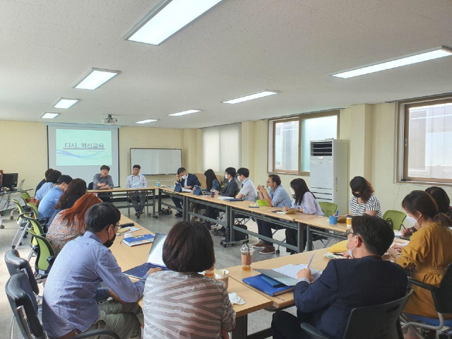 전남교육청 혁신학교 활동가들이 권역별 혁신학교 토론회에 앞서 사전 협의회를 갖고 있다. /사진제공=전남교육청