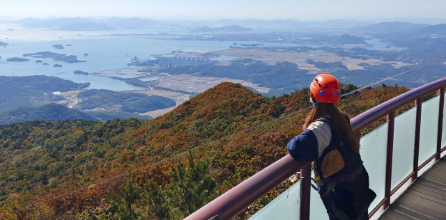 하동 금오산은 한려해상 국립공원의 다도해가 한눈에 들어와 새해 첫날 해돋이 명소로도 유명하다.