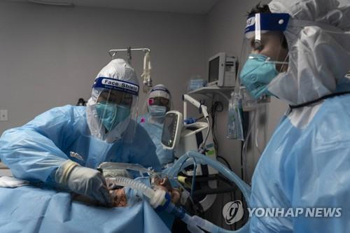 지난달 31일(현지시간) 미 텍사스주 휴스턴의 유나이티드 메모리얼 의료센서(UMMC)의 중환자실에서 의료진이 코로나19 환자를 치료하고 있다./AFP연합뉴스