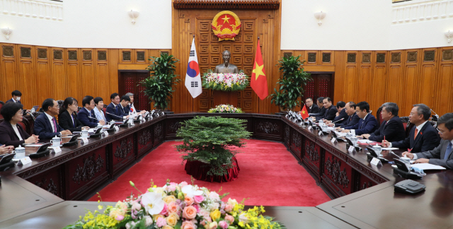 박병석 국회의장이 2일(현지시간) 베트남 하노이에 소재한 베트남 총리실에서 응우옌 쑤언 푹 총리와 회담을 갖고 있다.  /사진제공=국회의장실