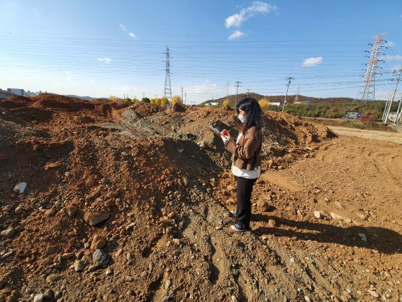 용인시청 공무원이 성토 현장을 점검하고 있다. /사진제공=용인시