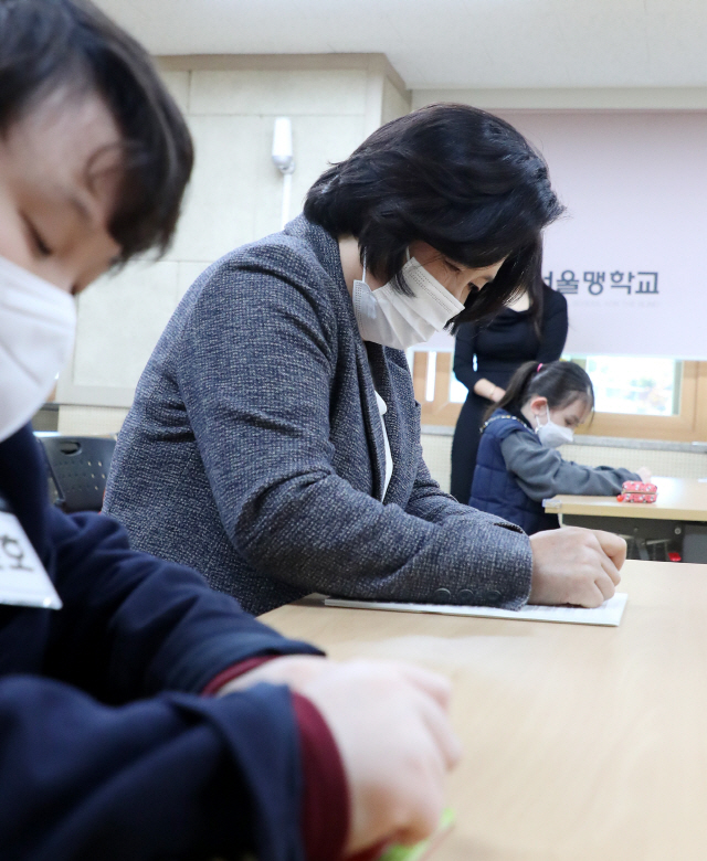 김정숙 여사가 3일 서울 종로구 서울맹학교에서 ‘손끝으로 만나는 세상’을 주제로 열린 제94주년 점자의날 기념 점자대회에 참석해 점자찍기 체험을 하고 있다./연합뉴스