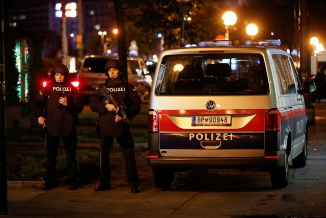 2일(현지시간) 오스트리아 수도 빈 도심에서 동시다발적 총기 난사 사건이 발생하자 현지 경찰이 현장을 둘러보고 있다./로이터연합뉴스