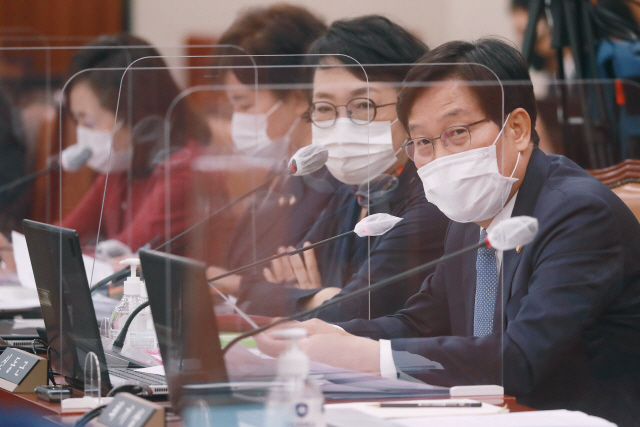 더불어민주당 신동근 의원이 지난달 26일 오전 서울 여의도 국회에서 열린 법제사법위원회의 법무부, 대법원, 감사원, 헌법재판소, 법제처 종합감사에서 발언하고 있다. /연합뉴스