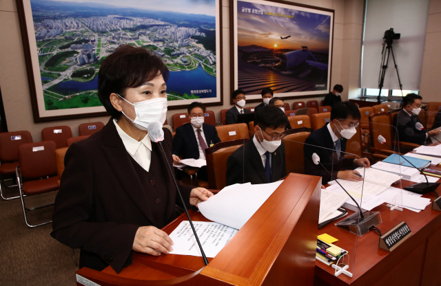 김현미 국토교통부 장관이 3일 오전 국회에서 열린 국토교통위원회 전체회의에서 업무보고를 하고 있다./연합뉴스