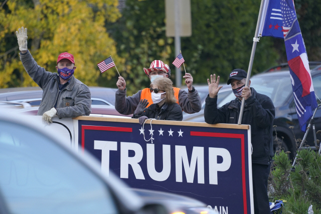2일(현지시간) 트럼프 지지자들이 시애틀 도로에서 지지 시위를 벌이고 있다. /AP연합뉴스