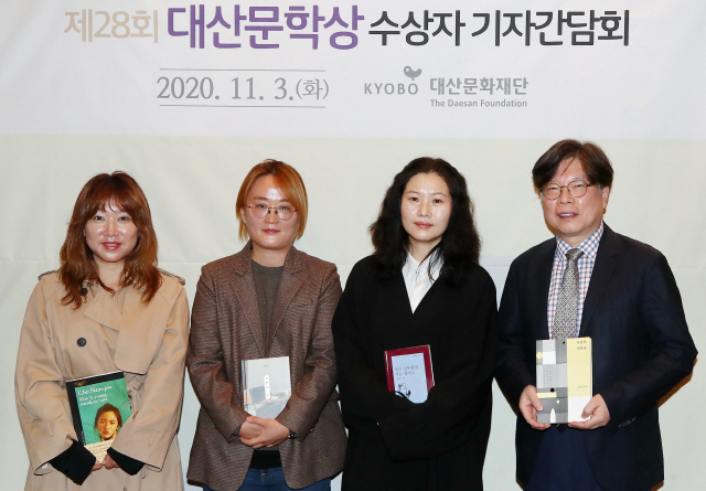 3일 오전 서울 종로구 라브리에서 열린 ‘제28회 대산문학상 수상자 기자간담회’에서 수상자인 주하선(왼쪽부터) 번역가, 김혜진 작가, 김행숙 시인, 유성호 평론가가 책을 들고 포즈를 취하고 있다.   /연합뉴스