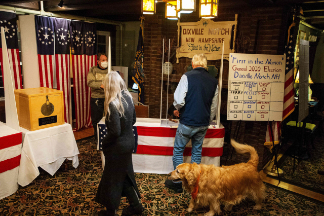 3일 미국 뉴햄프셔주 딕스빌 노치 주민들이 투표에 참여하고 있다. /AFP연합뉴스