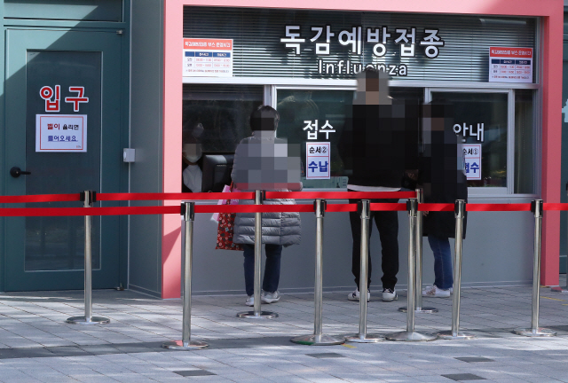 지난달 28일 오후 서울 시내 한 병원의 인플루엔자(독감) 백신 예방 접종 진료소 앞이 한산한 모습이다./연합뉴스