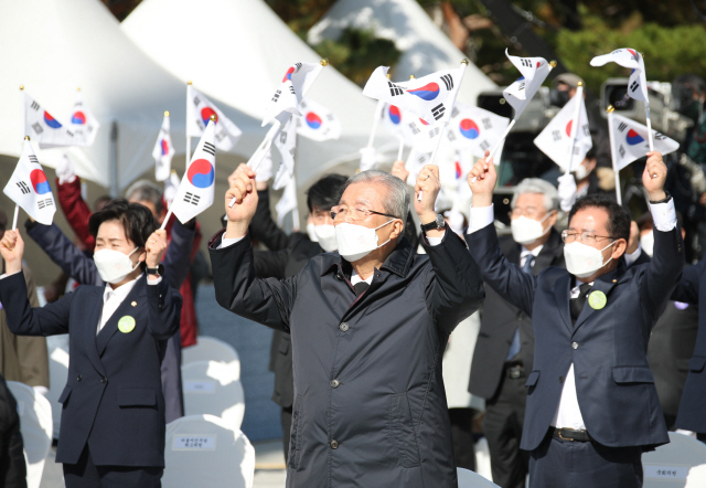 김종인(왼쪽 두번째) 국민의힘 비상대책위원장이 3일 광주광역시 서구 학생독립운동기념탑에서 열린 제91주년 학생독립운동 기념식에서 참석자들과 만세삼창을 하고 있다. 이날 만세삼창은 1943년 무등독서회를 조직했다가 옥고를 치른 이석규 애국지사와 후배 학생들의 선창으로 진행됐다. /연합뉴스