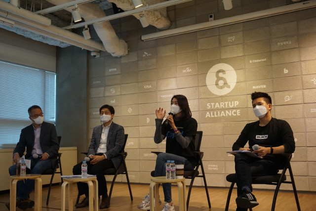 이기대(왼쪽부터) 스타트업얼라이언스 이사, 김광현 고려대 교수, 정신아 카카오벤처스 대표, 조민희 로켓펀치 대표가 3일 서울 강남구 스타트업얼라이언스&스페이스에서 열린 ‘스타트업 트렌드 리포트 2020’ 발표에서 올해 스타트업계에 대해 토론하고 있다. /사진제공=스타트업얼라이언스