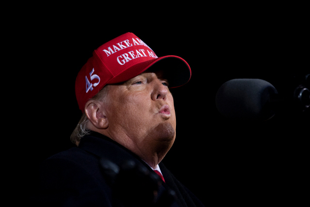 <YONHAP PHOTO-4208> US President Donald Trump speaks during his final Make America Great Again rally of the 2020 US Presidential campaign at Gerald R. Ford International Airport November 3, 2020, in Grand Rapids, Michigan. (Photo by Brendan Smialowski / AFP)/2020-11-03 14:43:42/<저작권자 ⓒ 1980-2020 ㈜연합뉴스. 무단 전재 재배포 금지.>