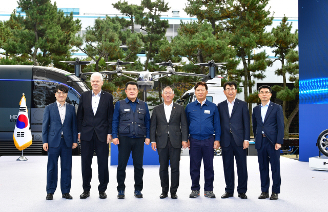 지난달 30일 현대차 울산공장에서 열린 ‘친환경 미래차 현장방문’ 행사 종료 후 정의선(가운데) 회장과 이상수(왼쪽 세번째) 지부장 등 관계자들이 기념촬영을 갖고 있다. 현대차 노조는 올해 임금동결을 핵심으로  한 임금협상을 무분규로 타결했다. /사진제공=현대차