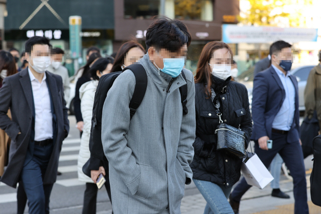 아침 기온이 5도 이하로 추운 날씨를 보인 3일 오전 서울 종로구 광화문네거리에서 시민들이 발걸음을 재촉하고 있다./연합뉴스