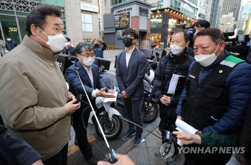 이낙연 더불어민주당 대표가 3일 서울 서초구 한 배달대행업체을 방문해 오토바이 배달노동자들을 만나고 있다./연합뉴스