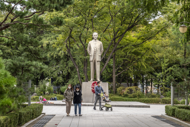 도산공원 동문 쪽에 있는 도산 안창호 선생의 동상.