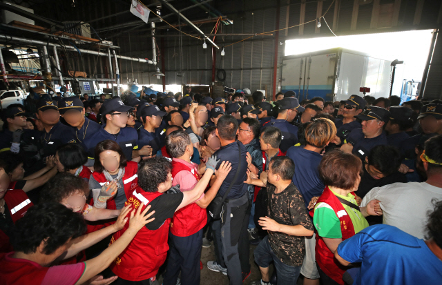지난해 8월 옛 노량진수산시장에서 10차 명도집행이 진행되자 집행요원과 상인들이 몸싸움을 벌이고 있다./연합뉴스