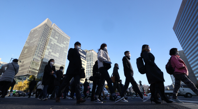 날씨가 추워지며 서울 일부 지역 아침 최저 기온이 영하로 떨어진 4일 오전 서울 광화문광장에서 시민들이 걸어가고 있다./연합뉴스