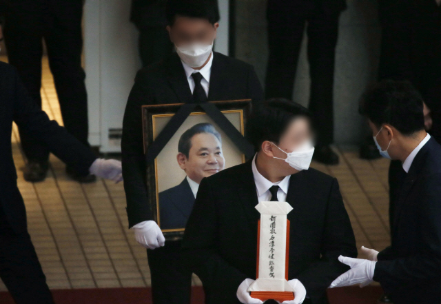 故 이건희 삼성그룹 회장의 발인식이 28일 오전 서울 강남구 삼성서울병원 장례식장에서 엄수된 가운데 유가족과 관계자들이 고인의 영정을 모시고 있다./사진공동취재단