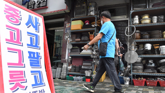 코로나19의 여파로 자영업자들의 폐업이 늘고 있는 지난 8월 중구 황학동 중고 주방용품 전문 점포에 폐업 점포에서 매입해온 집기류들이 쌓여 있다./이호재기자.