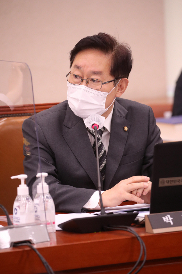 박범계 더불어민주당 의원이 22일 서울 여의도 국회에서 열린 법제사법위원회의 대검찰청에 대한 국정감사에서 발언하고 있다./권욱기자 2020.10.22