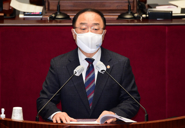 홍남기, 코로나19 검사 받고 자택 대기...국무위원 비상