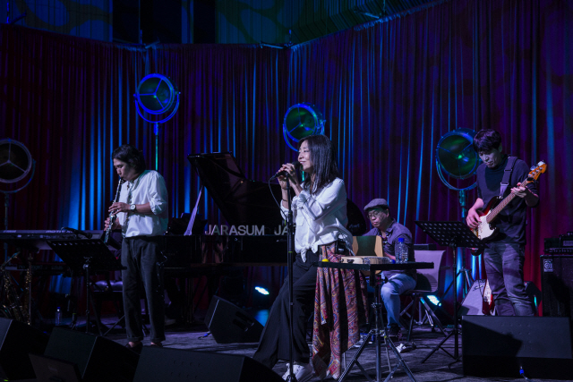가수 장필순과 밴드 더 버드가 지난달 10일 열린 2020 자라섬 재즈페스티벌에서 80년대 대표적 뮤지션 중 하나인 밴드 어떤날의 음악을 연주하고 있다. /사진제공=자라섬 재즈페스티벌