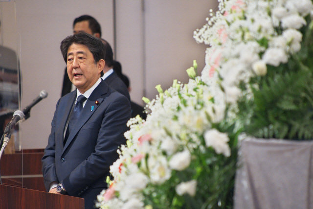 아베 신조 전 일본 총리가 지난달 24일(현지시간) 도쿄에서 열린 북한 납치 피해자 요코타 메구미의 아버지 요코타 시게루의 추도식에 참석해 연설하고 있다. /UPI연합뉴스