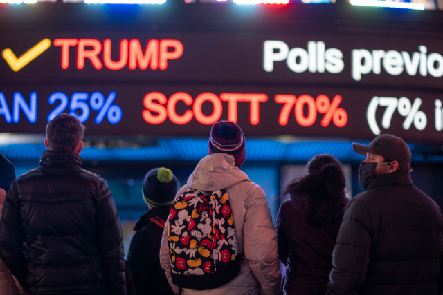 미국 뉴욕타임스퀘어에서 3일(현지시간) 시민들이 전광판을 통해 미 대선 개표 상황을 지켜보고 있다./AFP=연합뉴스