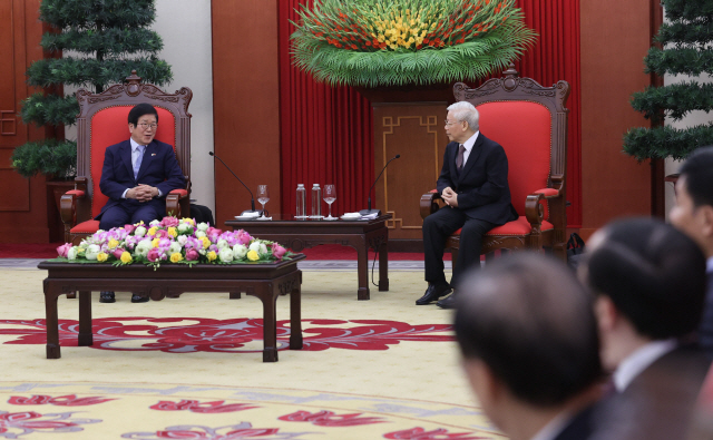 베트남을 공식 방문한 박병석(왼쪽) 국회의장이 지난 2일 베트남 하노이의 공산당 중앙당사에서 응우옌 푸 쫑 공산당 서기장 겸 국가주석과 회담을 하고 있다.     /사진제공=국회의장실