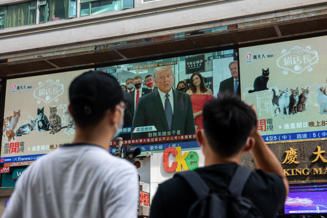 4일(현지시간) 홍콩에서 시민들이 미국 대선 뉴스를 주의 깊게 보고 있다. 홍콩에선 홍콩보안법 등 중국의 압박을 견제해온 도널드 트럼프 대통령의 재선을 원하는 이들이 많다./EPA연합뉴스