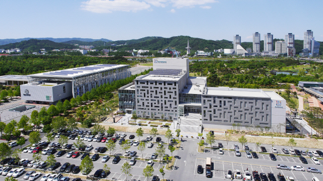 대전 서구 둔산대공원에 자리잡고 있는 대전시립연정국악원(사진 오른쪽).사진제공=대전시립연정국악원