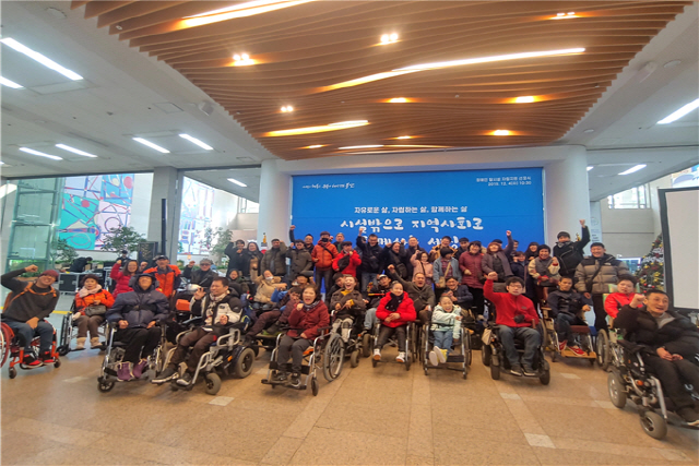 부산시청에서 열린 탈시설 5개년 계획 선포식 현장에서 탈시설 당사자들이 환호하고 있다./사진제공=부산시