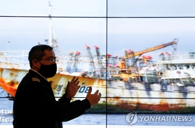 지난달 자국 해상 인근 중국어선 현황 설명하는 칠레 수산당국 관계자./로이터연합뉴스