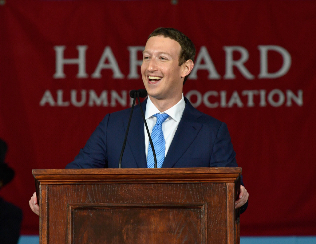 마크 저커버그 페이스북 최고경영자(CEO)가 2017년 5월 미국 하버드대학에서 명예박사학위를 수여하고 졸업 연설을 하고 있다./AFP연합뉴스