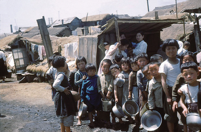 한국 전쟁 직후 대구의 피난촌에서 우유죽 배급을 기다리는 어린이들./사진제공=휴머니스트