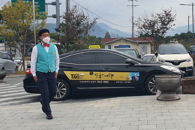 곡성관광택시 기사가 코로나19 확산 방지를 위해 마스크를 착용하고 손님을 맞이하고 있다./사진제공=곡성군